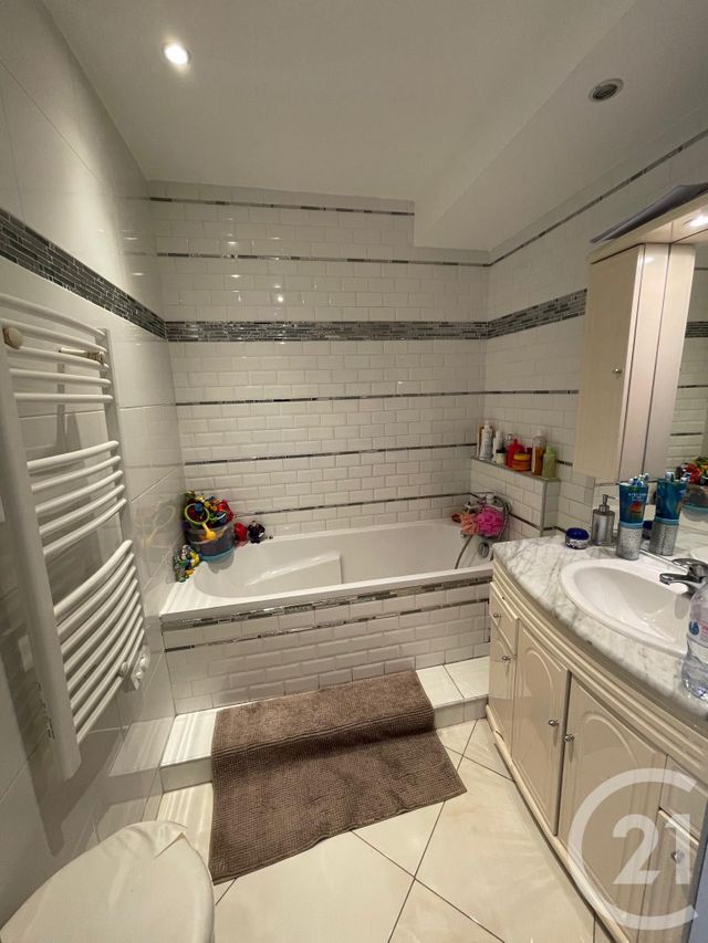 Afficher la photo en grand Appartement F3 à vendre - 3 pièces - 65.0 m2 - VILLEURBANNE - 69 - RHONE-ALPES - Century 21 Villa Urbana