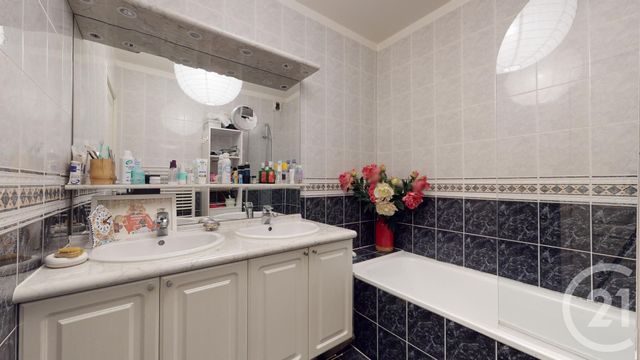 Appartement F4 à vendre - 4 pièces - 80.0 m2 - VILLEURBANNE - 69 - RHONE-ALPES - Century 21 Villa Urbana Appartement F4 à vendre - 4 pièces - 80.0 m2 - VILLEURBANNE - 69 - RHONE-ALPES - Century 21 Villa Urbana