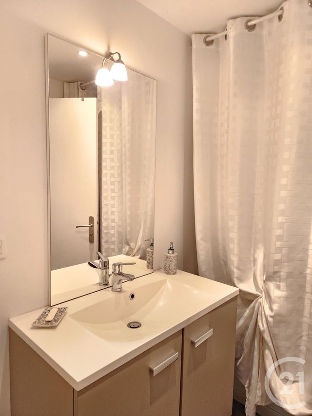 Afficher la photo en grand Appartement F4 à vendre - 4 pièces - 65.0 m2 - VILLEURBANNE - 69 - RHONE-ALPES - Century 21 Villa Urbana